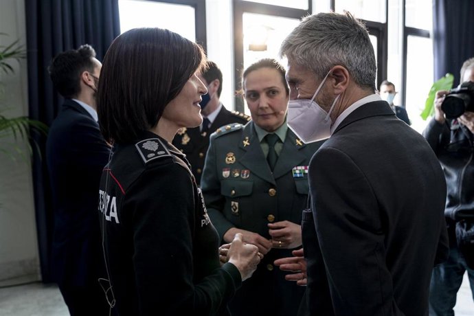  La comisaria de la Ertzaintza y responsable de Igualdad de la Policía vasca, Sandra Ranea; la teniente coronel y responsable de Igualdad y Diversidad de la Guardia Civil, Laura Gómez y el ministro de Interior, Fernando Grande-Marlaska