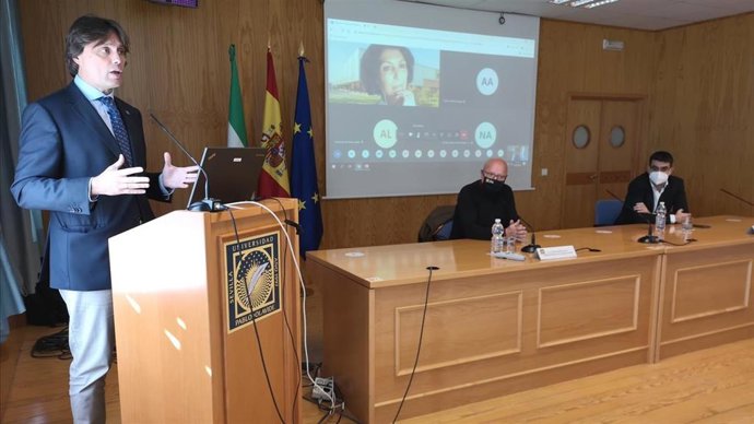 El rector de la UPO, Francisco Oliva, en la presentación del proyecto 'Campus Sostenible'.