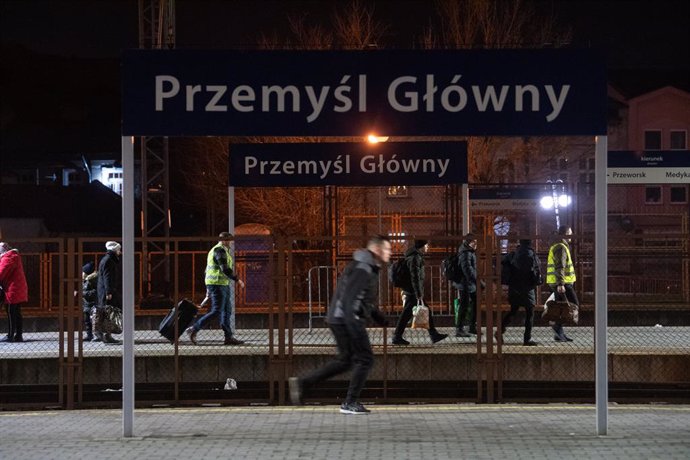 Regugiados en la estación de tren de Przemysl, Polonia