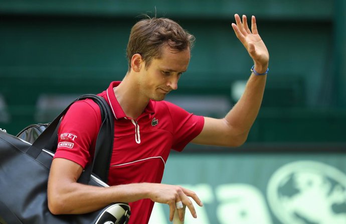 Archivo - FILED - 15 June 2021, North Rhine-Westphalia, Halle: Russian tennis player Daniil Medvedev during the Halle Open tennis tournament. New world number one Daniil Medvedev can continue playing but not under the name and flag of Russia while his c