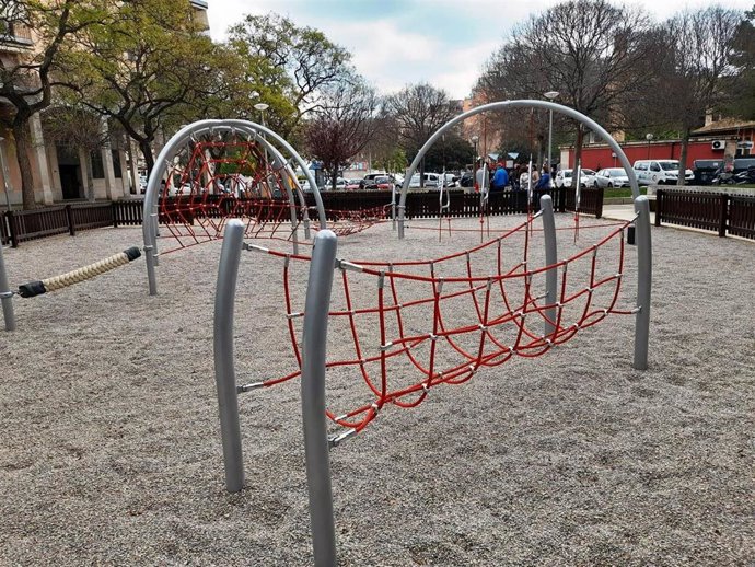Juegos infantiles de la plaza Germans Garcia Peñaranda.
