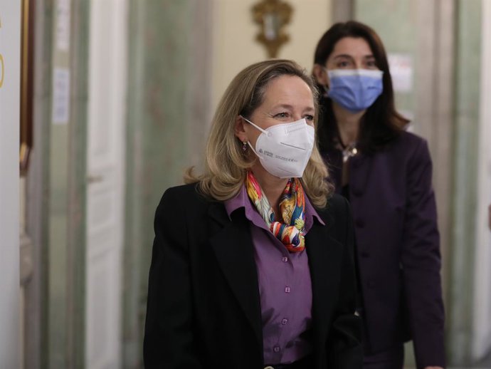 La vicepresidenta de Asuntos Económicos y Transformación Digital, Nadia Calviño (i) y la ministra de Justicia, Pilar Llop (d), a su salida de las IV Jornadas de Justicia e Igualdad, en el Palacio de Parcent, a 9 de marzo de 2022, en Madrid (España). La 