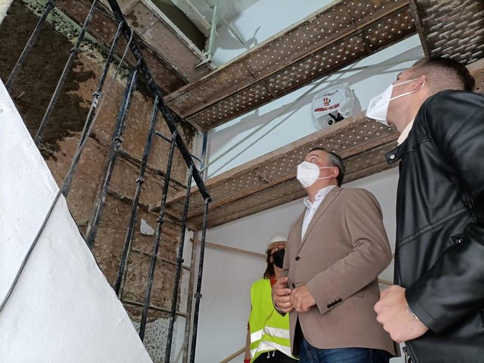 El delegado de Administración Local de Almería visita las obras de adaptación del antiguo pósito de Fuente Victoria a alojamiento rural junto con el alcalde.