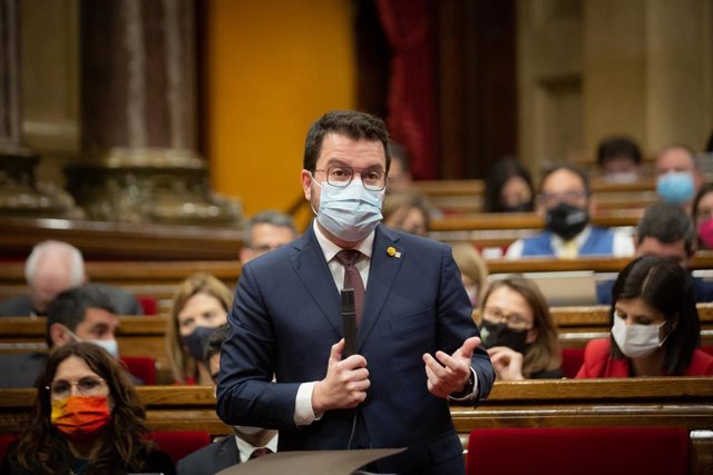 El presidente de la Generalitat, Pere Aragonès, interviene en una sesión plenaria en el Parlament de Cataluña, en una foto de archivo.