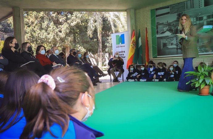 La delegada del Gobierno andaluz en Cádiz, Ana Mestre, durante su visita al Colegio San Juan Bautista.