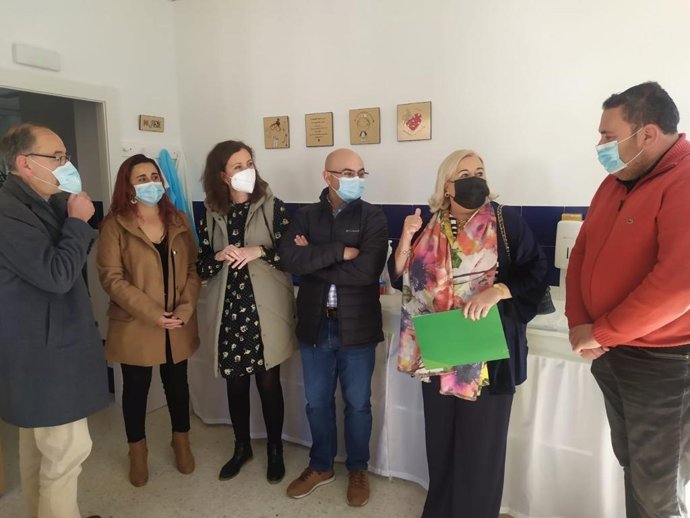 La delegada de Salud y Familias de la Junta de Andalucía en Huelva, Manuela Caro, en su visita al centro de salud de Tharsis.