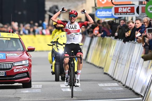 El ciclista estadounidense Brandon McNulty (UAE Team Emirates) gana la quinta etapa de la 80ª París-Niza