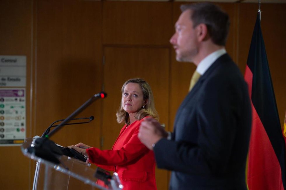 La vicepresidenta primera y ministra de Asuntos Económicos y Transformación Digital, Nadia Calviño, y el ministro federal de Finanzas alemán, Christian Lindneren, durante la rueda de prensa.