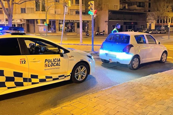 La Policía Local de Palma, tras detener el vehículo conducido por una mujer ebria.
