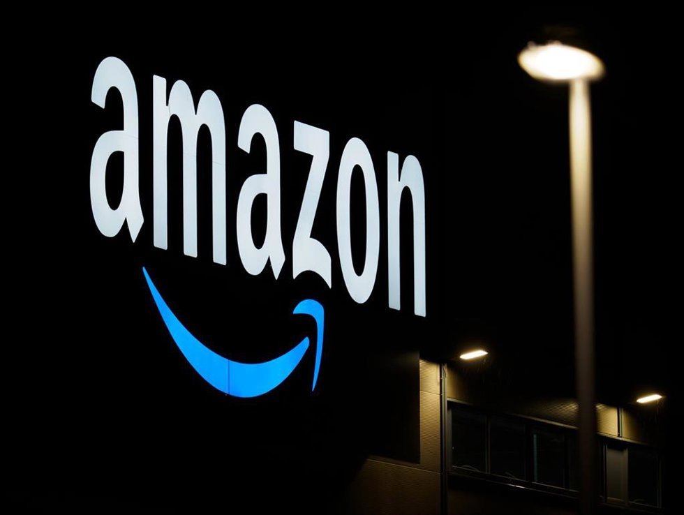 Archivo - FILED - 17 December 2020, Brandenburg, Schoenefeld: The Amazon logo is seen on the facade of a sorting centre. Shares of Amazon.com gained more than 10\% on Friday morning, driven largely by the online retail behemoth's strong fourth quarter r