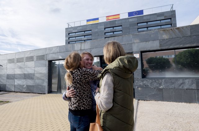 Tres mujeres conversan en uno de los tres centros habilitados para refugiados de Ucrania, a 10 de marzo de 2022, en Pozuelo de Alarcón, Madrid (España). 