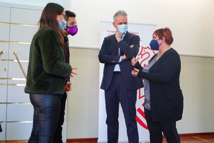 El vicepresidente y conseller de Vivienda y Arquitectura Bioclimática, Héctor Illueca, participa en la Mesa de Vivienda Joven con representantes del Consell Valenci de la Joventut (CVJ),
