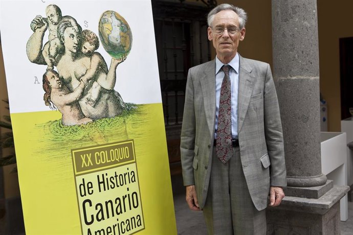 Archivo - El historiador británico y maestro de hispanistas John Huxtable Elliott, en una de sus visitas a la Casa de Colón (Gran Canaria)