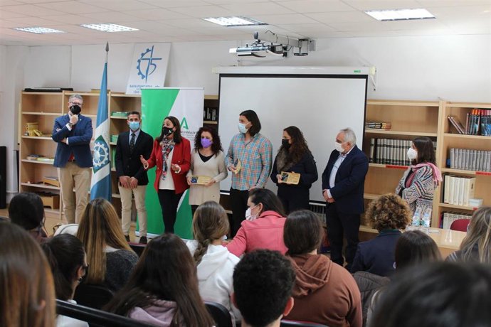 El director general de Violencia de Género, Igualdad de Trato y Diversidad, Ángel Mora, ha asistido en el centro SAFA-Funcadia de Huelva a la proyección del documental 'Imparables'.