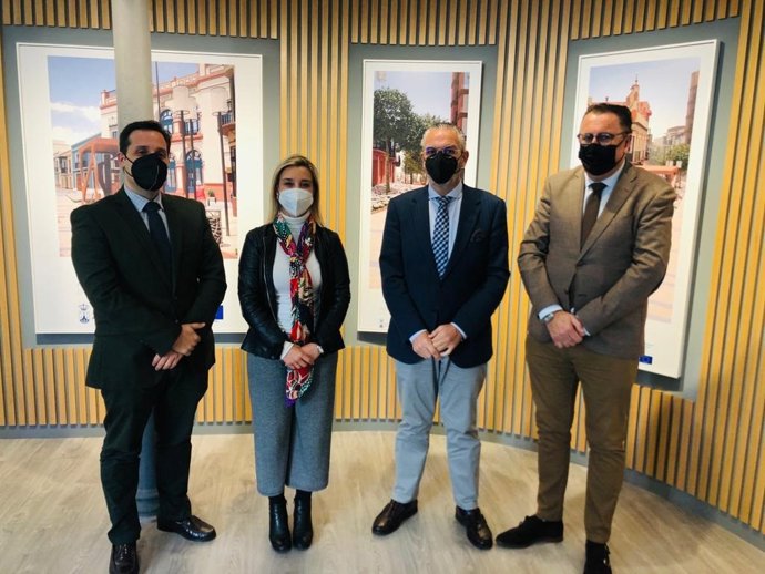 La alcaldesa de Alcalá de Guadaíra, Ana Isabel Jiménez, acompañada con el delegado de Fiestas Mayores, Enrique Pavón, y representantes del Consejo de Hermandades.