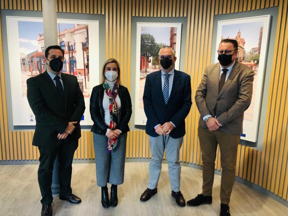 La alcaldesa de Alcalá de Guadaíra, Ana Isabel Jiménez, acompañada con el delegado de Fiestas Mayores, Enrique Pavón, y representantes del Consejo de Hermandades.