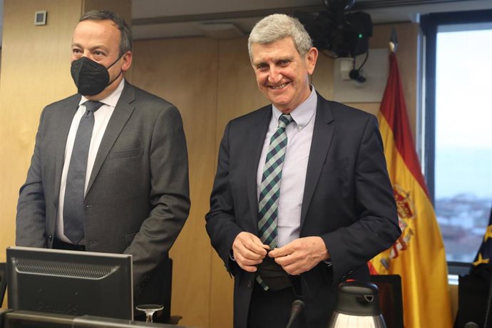 El presidente de la Corporación RTVE, José Manuel Pérez Tornero (d), durante la Comisión Mixta de Control Parlamentario de la Corporación RTVE y sus Sociedades en el Congreso de los Diputados, a 24 de febrero de 2022, en Madrid (España). En esta Comisió