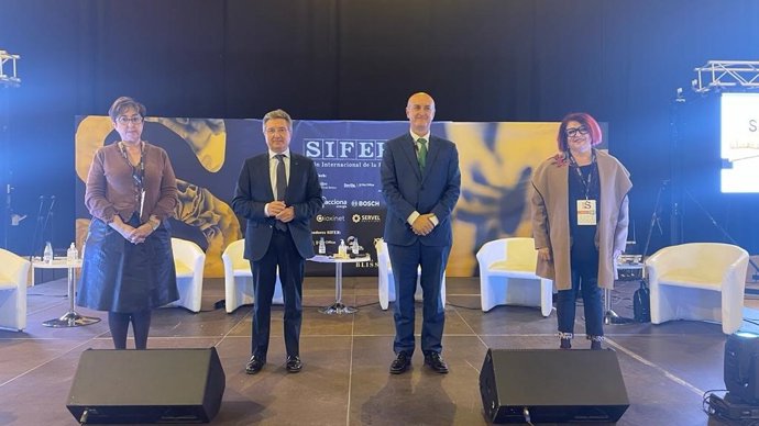 La secretaria general de la FAMP, Teresa Muela, primera por la izquierda, en la inauguración del Salón Internacional de la Feria Sifer.