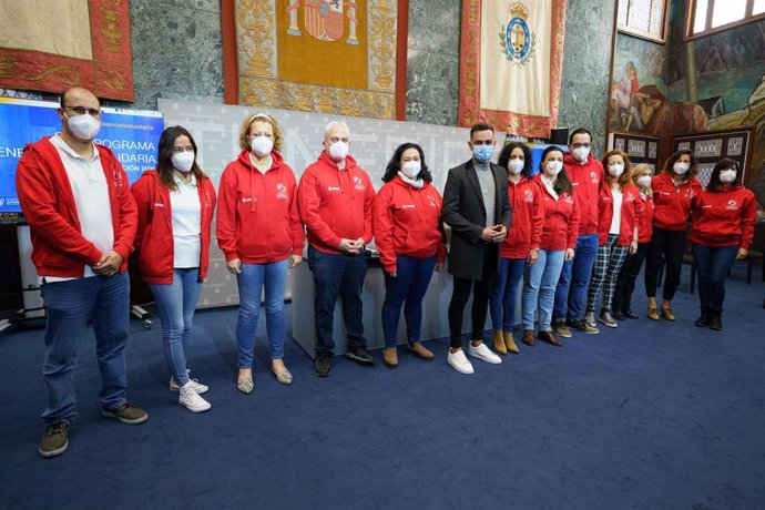 El consejero delegado de Participación Ciudadana del Cabildo de Tenerife, Nauzet Gugliotta, con las organizaciones sociales de voluntariado de la isla