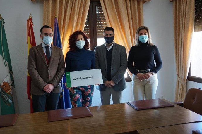 Entrega del distintivo como 'Municipio Joven' al Ayuntamiento de Villaviciosa de Córdoba.