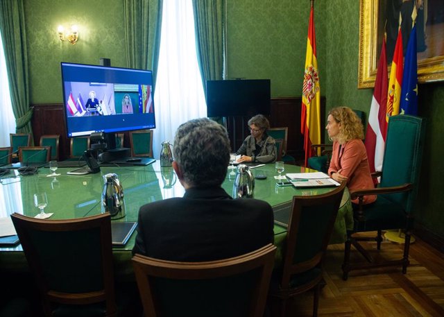 Meritxell Batet, presidenta del Congreso, en una videoconferencia con su homóloga de Letonia 