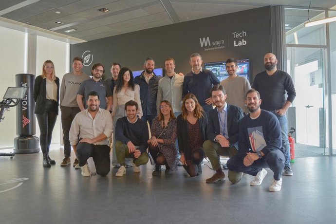 Equip de Wayra Barcelona i els representants de les 'start-ups' que participaran en el 'tech lab'