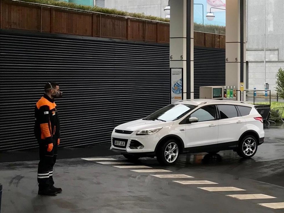 Archivo - Gasolinera de Santiago, empleados con mascarilla por el confinamiento debido a la crisis por coronavirus Covid-19 en Galicia