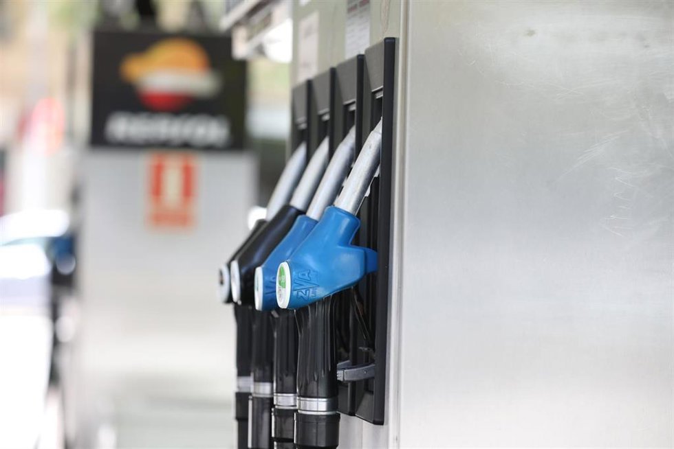 Archivo - Un surtidor de gasolina, en Madrid (España) a 6 de mayo de 2020.
