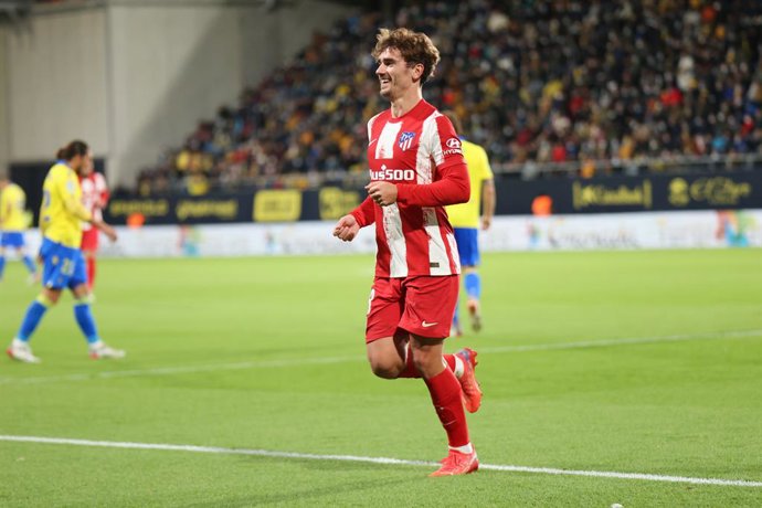 Archivo - 28 November 2021, Spain, Cadiz: Atletico Madrid's Antoine Griezmann celebrates scoring his side's second goal during the Spanish La Liga soccer match between Cadiz CF and Atletico Madrid at Nuevo Mirandilla Stadium. Photo: Jose Luis Contreras/