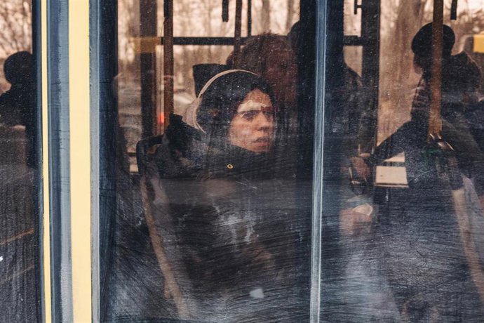 Una joven herida es evacuada, a 7 de marzo de 2022, en Irpin (Ucrania)