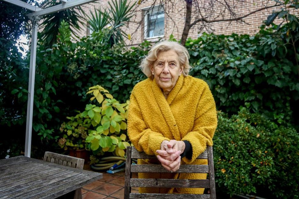 Archivo - La abogada laborista, jueza emérita y exalcaldesa de Madrid, Manuela Carmena, posa tras una entrevista con Europa Press en su domicilio, a 10 de diciembre de 2021, en Madrid, (España).