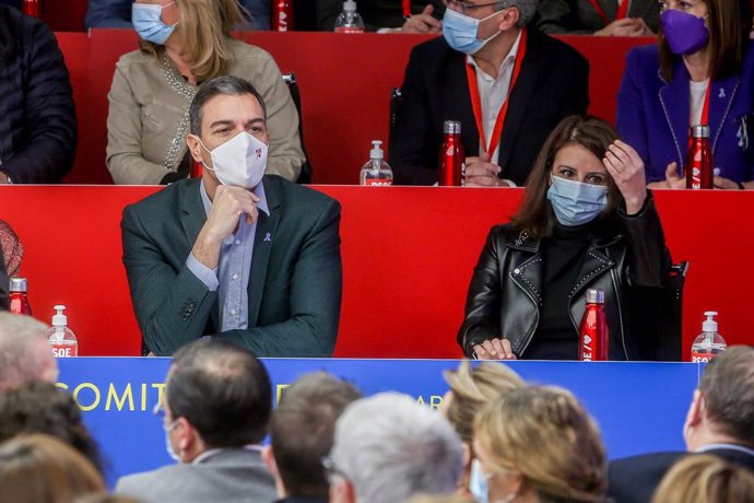 El presidente del Gobierno y secretario general del PSOE, Pedro Sánchez, y la vicesecretaria general del partido, Adriana Lastra Fernández, presiden la reunión del Comité Federal del PSOE, en la sede del PSOE de la calle Ferraz, a 6 de marzo de 2022.