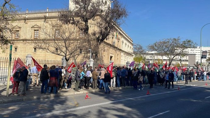 Concentración laboral de Santa Bárbara junto al Parlamento.