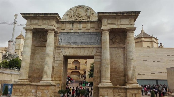 Archivo - Turistas en la Puerta del Puente, junto al CRV y la Mezquita-Catedral.