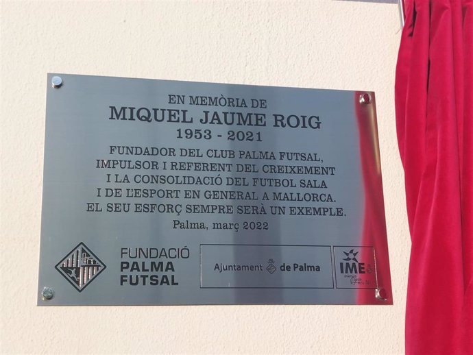 Placa en honor al fundador del Club Palma Futsal, Miquel Jaume.