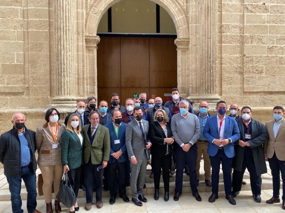 Juanma Moreno y Trinidad Herrera, en el centro, con representantes políticos e institucionales, y de la Plataforma por las Infraestructuras de la Costa Tropical