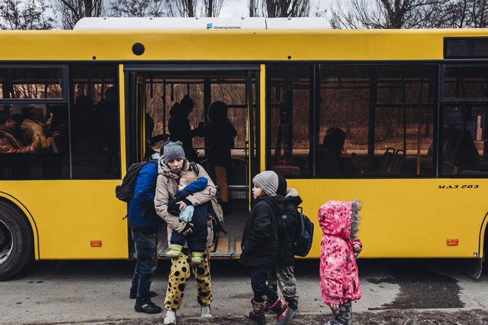 Una familia de Irpin (Ucrania) es evacuada de Kiev, a 7 de marzo de 2022, en Kiev (Ucrania). El ejército de Ucrania resiste por el momento el duro asedio de Rusia en algunas de sus ciudades, como Irpin y Kiev, donde se recrudecen los combates. Naciones 