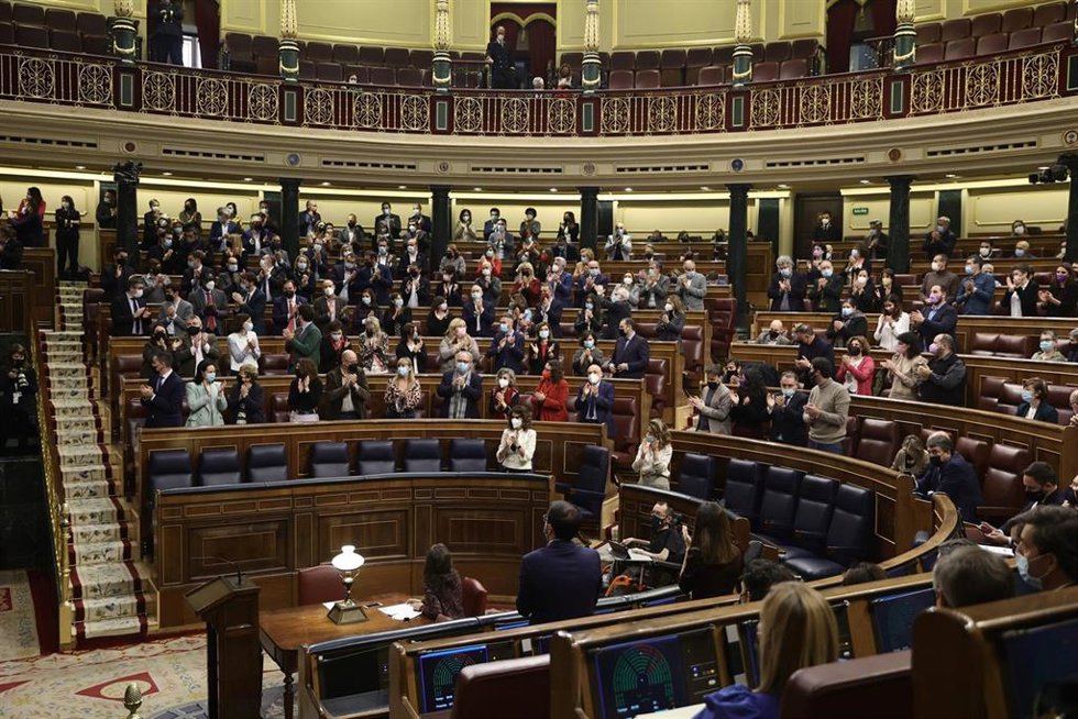 Miembros del hemiciclo aplauden a la Comisión de Investigación de abusos de la Iglesia, en una sesión plenaria, en el Congreso de los Diputados, a 10 de marzo de 2022, en Madrid (España). Durante el pleno, marcado nuevamente por la ausencia del líder de