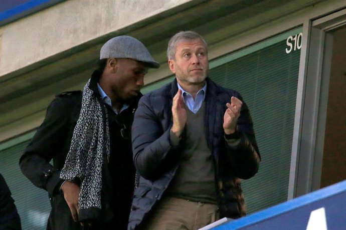 Archivo - Roman Abramovich junto a Didier Drogba en un palco de Stamford Bridge
