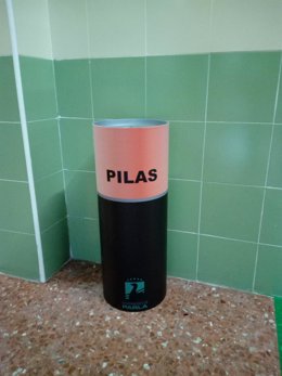Archivo - Contenedores para pilas