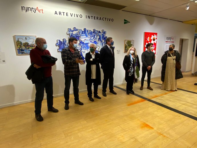 Inauguración de la exposición 'Arte Vivo Interactivo' en El Corte Inglés, comisariada por Óscar Segrelles y coordinada por el colectivo Infinity Art que promueve el músico valenciano Ximo Tébar