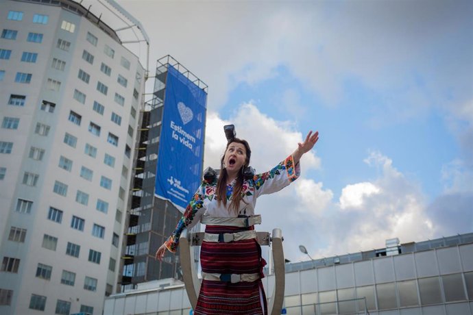 El acto del Hospital Vall d'Hebron ha contado con un espectáculo de La Fura dels Baus y han desplegado una lona gigante desde la torre del Hospital Infantil y Hospital de la mujer con el mensaje 'Amemos la vida'