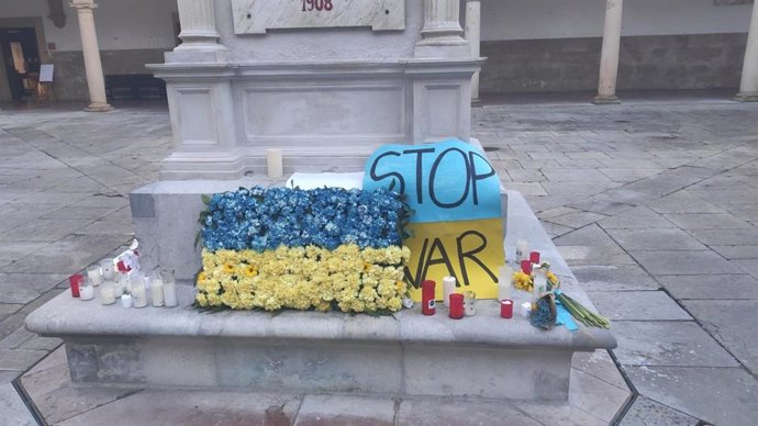 Flores y velas en apoyo al pueblo ucraniano y en contra de la guerra en la Universidad de Oviedo