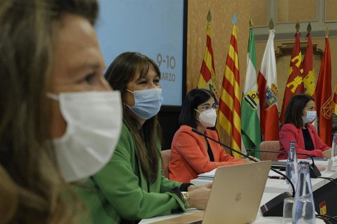 La consejera de Sanidad de Aragón, Sira Repollés; la ministra de Sanidad, Carolina Darias, y la secretaria de Estado de Sanidad, Silvia Calzón, presiden la Jornada del Sistema Nacional de Salud sobre Vigilancia de Salud Pública, en Zaragoza.