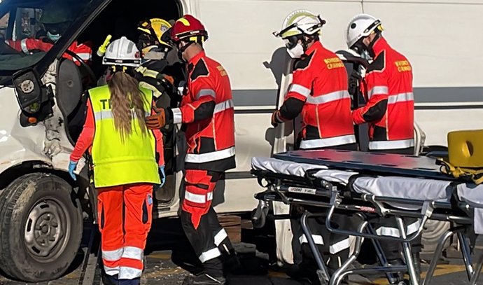 Archivo - Bomberos de Granada y sanitarios durante una asistencia