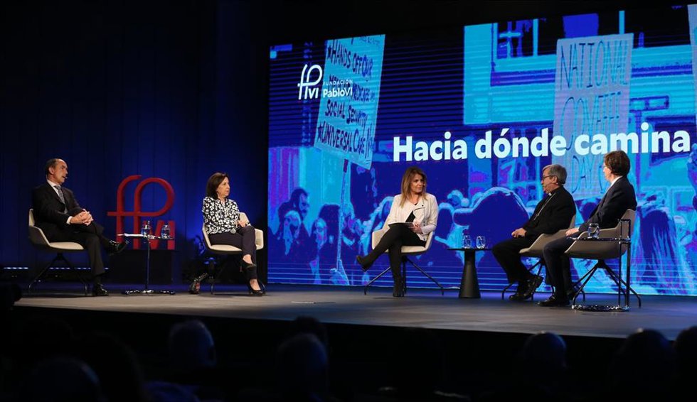 El diputado de VOX, Francisco José Contreras; la ministra de Defensa, Margarita Robles, el secretario general de la CEE Luis Argüello; y el alcalde de Madrid, José Luis Martínez-Almeida, en el II Congreso Iglesia y Sociedad de la Fundación Pablo VI.