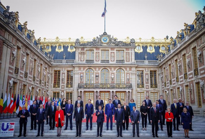 10 March 2022, France, Versailles: French President Emmanuel Macron (C) and EU leaders pose for a family photo during the meeting of European Union EU leaders at an informal two-day meeting at the Palace of Versailles. The topic is the current developme