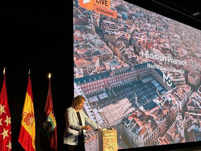 La consejera de Medio Ambiente, Vivienda y Agricultura, Paloma Martín, recoge el premio Madrid Capital Motor Económico.