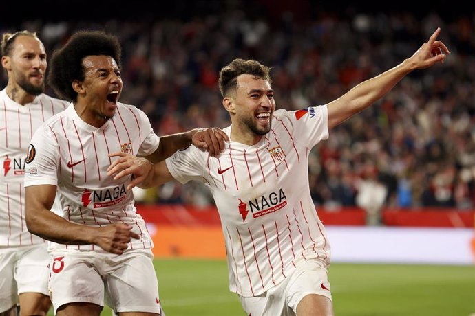 10 March 2022, Spain, Seville: Sevilla's Munir El Haddadi (R) celebrates scoring his side's first goal with teammate Jules Kounde during the UEFA Europa League Round of 16 first leg soccer match between Sevilla FC and West Ham United at the Ramon Sanche