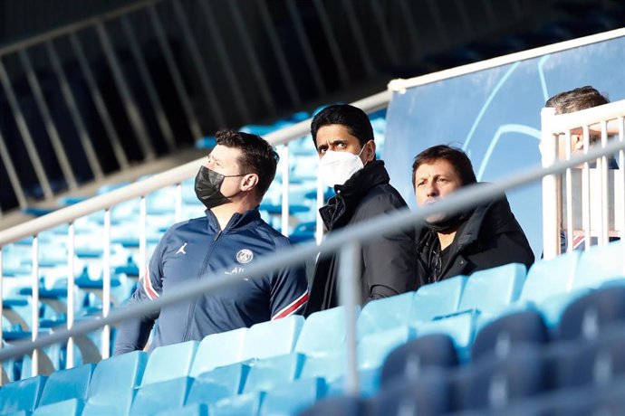 Mauricio Pochettino, Nasser Al-Khelaifi y Leonardo en el estadio Santiago Bernabéu